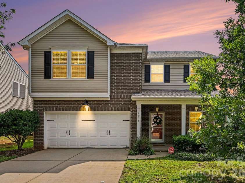 6918 Barefoot Forest Drive, Charlotte, NC 28269.  MLS# CAR4420558, YatesRealty ID 48451. 