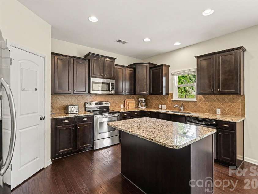 6918 Barefoot Forest Drive, Charlotte, NC 28269.  MLS# CAR4420558, YatesRealty ID 48451. 