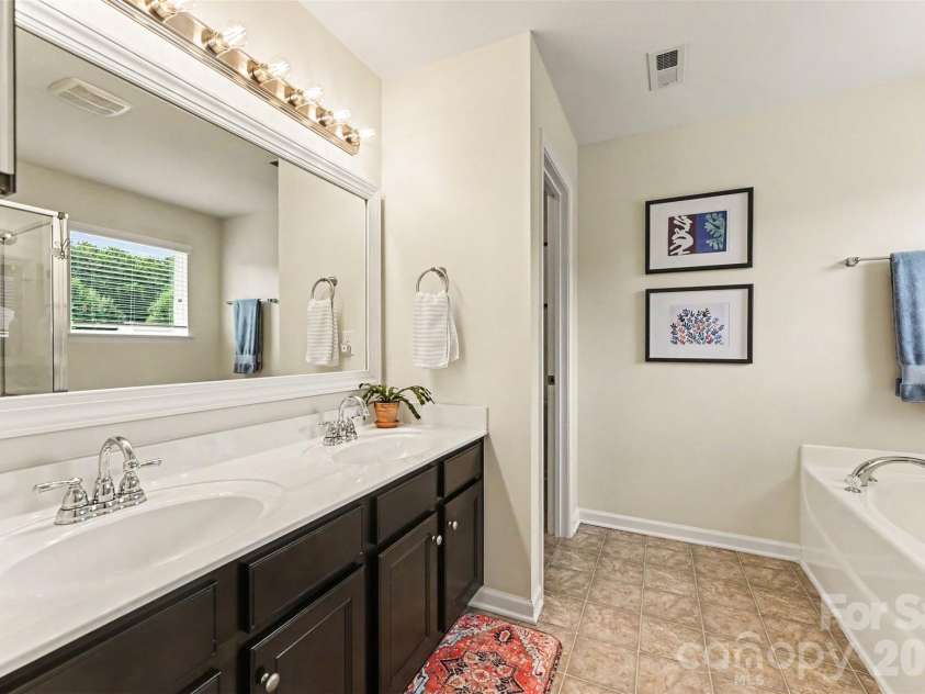 6918 Barefoot Forest Drive, Charlotte, NC 28269.  MLS# CAR4420558, YatesRealty ID 48451. 