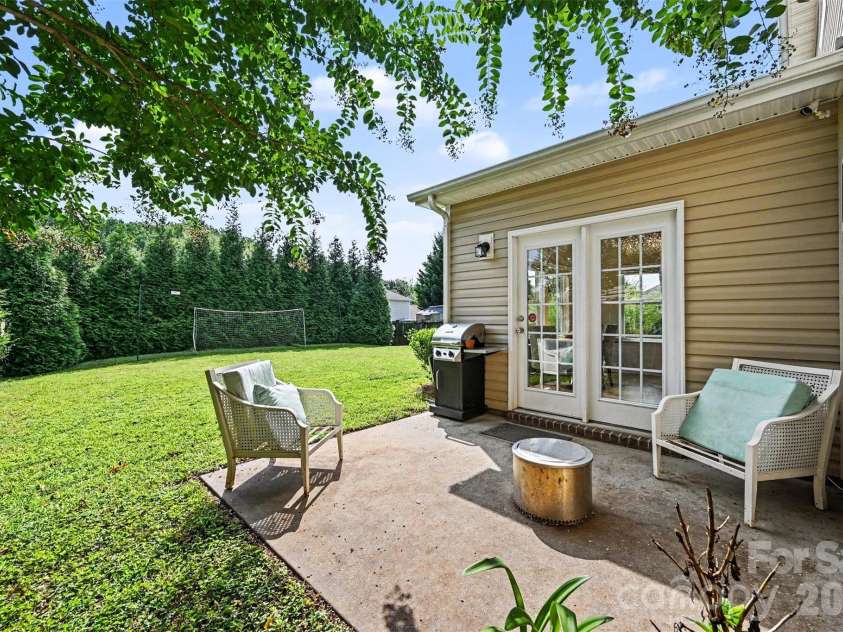 6918 Barefoot Forest Drive, Charlotte, NC 28269.  MLS# CAR4420558, YatesRealty ID 48451. 