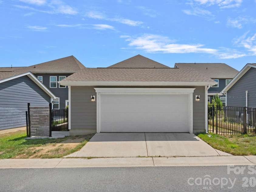 15625 White Quartz Lane, Davidson, NC 28036.  MLS# CAR4418680, YatesRealty ID 48455. 