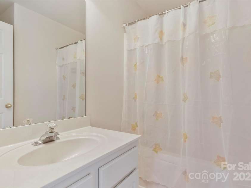 263 Age Old Way, Rock Hill, SC 29732.  MLS# CAR4237599, YatesRealty ID 4846. Family Bathroom