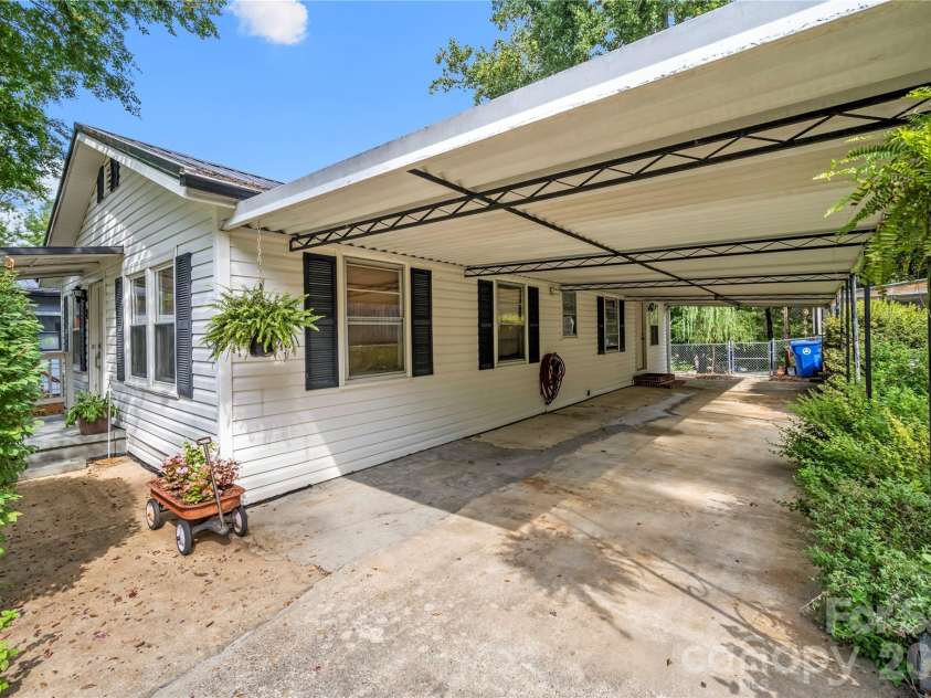 2 Bostic Place, Asheville, NC 28803.  MLS# CAR4419332, YatesRealty ID 48464. 