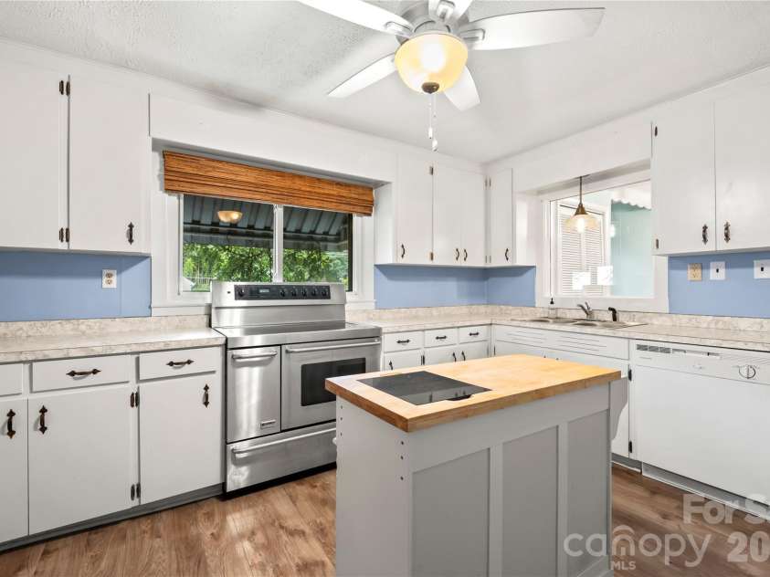2 Bostic Place, Asheville, NC 28803.  MLS# CAR4419332, YatesRealty ID 48464. 