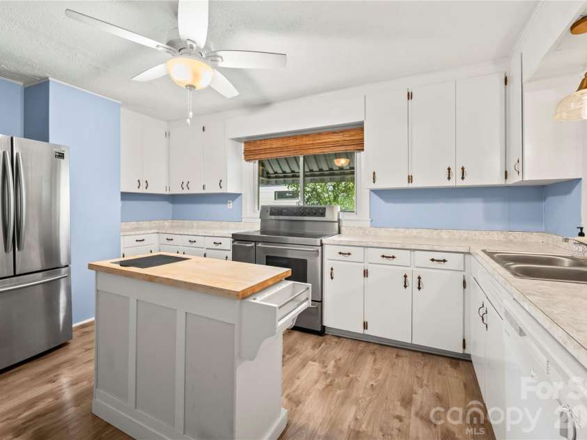2 Bostic Place, Asheville, NC 28803.  MLS# CAR4419332, YatesRealty ID 48464. 