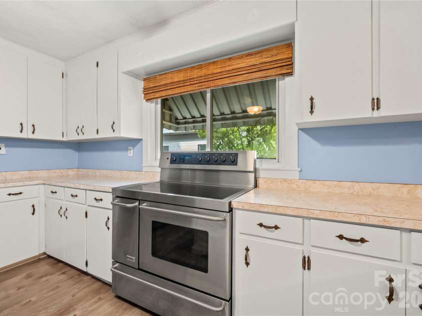 2 Bostic Place, Asheville, NC 28803.  MLS# CAR4419332, YatesRealty ID 48464. 