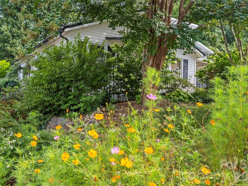 2 Bostic Place, Asheville, NC 28803.  MLS# CAR4419332, YatesRealty ID 48464. 