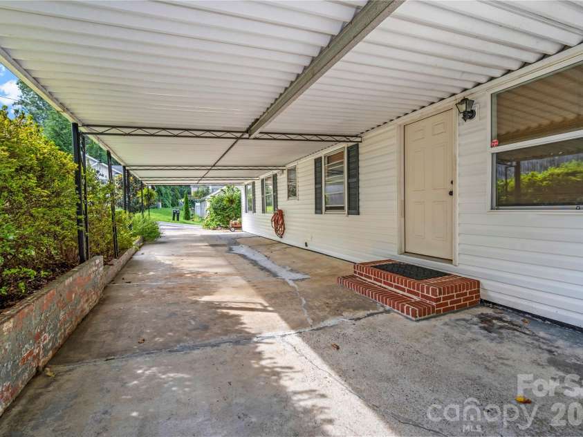 2 Bostic Place, Asheville, NC 28803.  MLS# CAR4419332, YatesRealty ID 48464. 