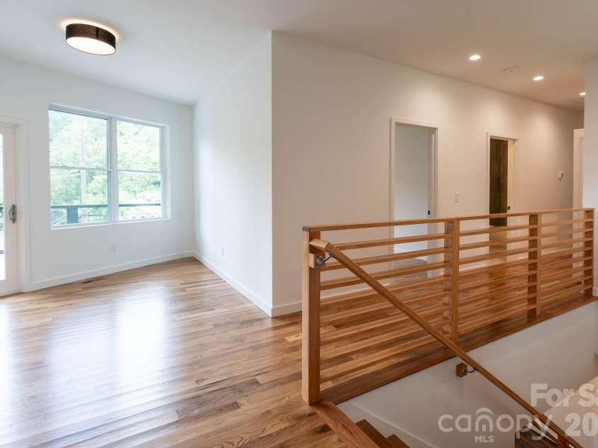 33 Spooks Branch Road, Asheville, NC 28804.  MLS# CAR4419651, YatesRealty ID 48465. 