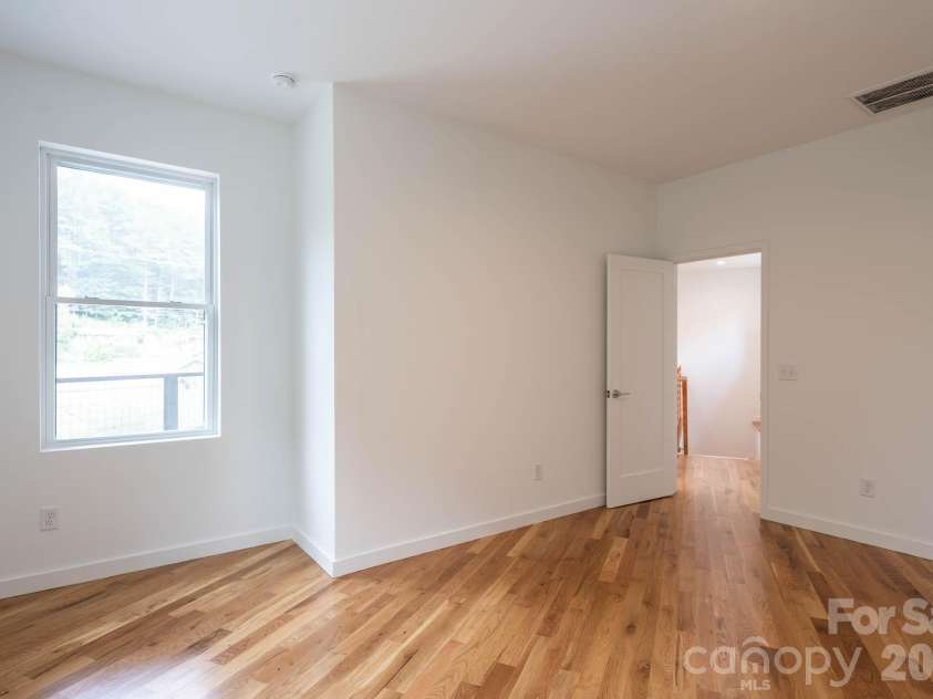 33 Spooks Branch Road, Asheville, NC 28804.  MLS# CAR4419651, YatesRealty ID 48465. 