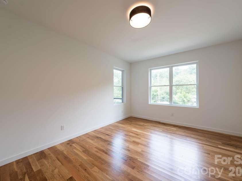 33 Spooks Branch Road, Asheville, NC 28804.  MLS# CAR4419651, YatesRealty ID 48465. 