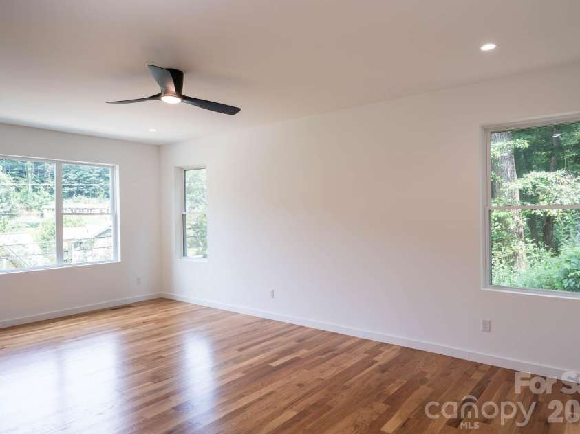 33 Spooks Branch Road, Asheville, NC 28804.  MLS# CAR4419651, YatesRealty ID 48465. 