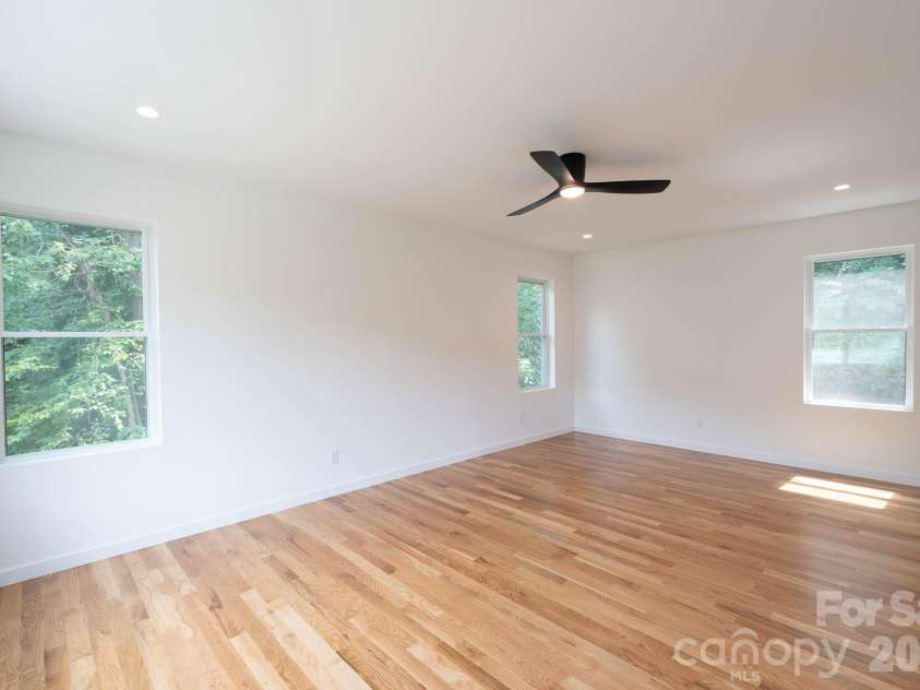 33 Spooks Branch Road, Asheville, NC 28804.  MLS# CAR4419651, YatesRealty ID 48465. 