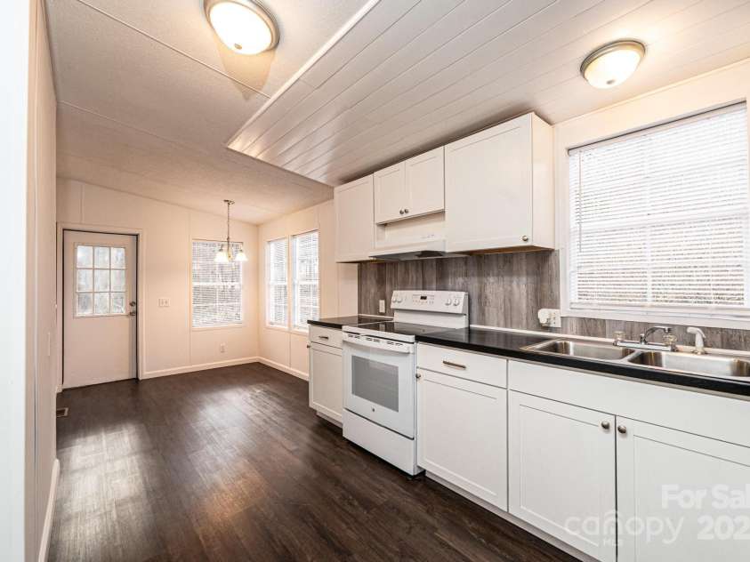 519 Ridgeway Place, Lenoir, NC 28645.  MLS# CAR4225199, YatesRealty ID 4848. 