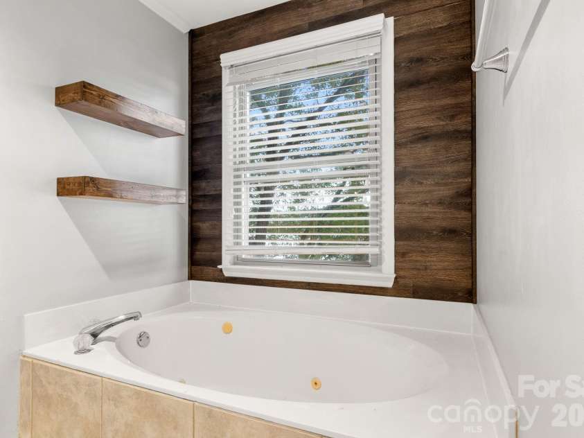 9816 Emerald Point Drive, Charlotte, NC 28278.  MLS# CAR4419899, YatesRealty ID 48480. 