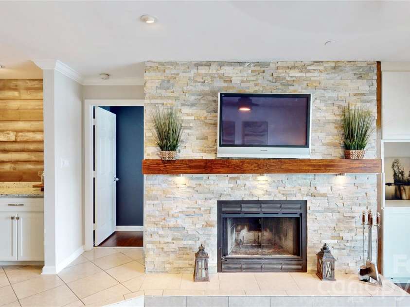 9816 Emerald Point Drive, Charlotte, NC 28278.  MLS# CAR4419899, YatesRealty ID 48480. 