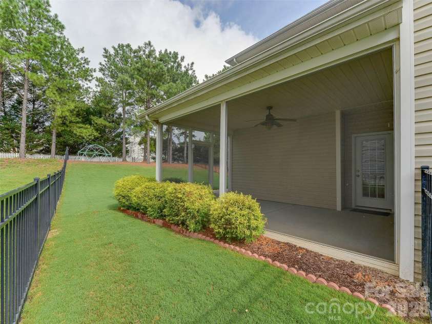 5915 Trailwater Road, Charlotte, NC 28278.  MLS# CAR4417800, YatesRealty ID 48481. 