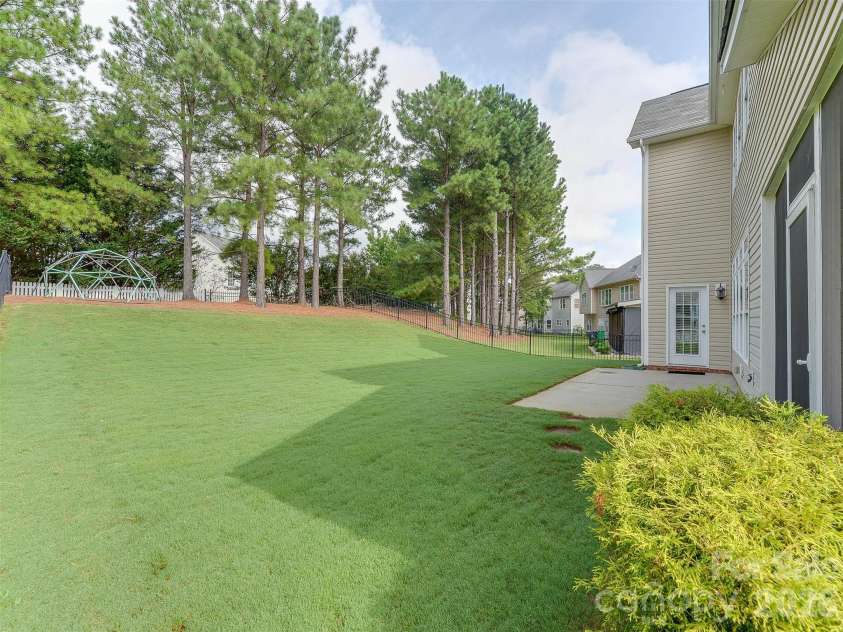 5915 Trailwater Road, Charlotte, NC 28278.  MLS# CAR4417800, YatesRealty ID 48481. 