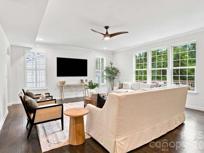 4742 Phifer Crest Court, Charlotte, NC 28226.  MLS# CAR4417441, YatesRealty ID 48482. Natural Lighting