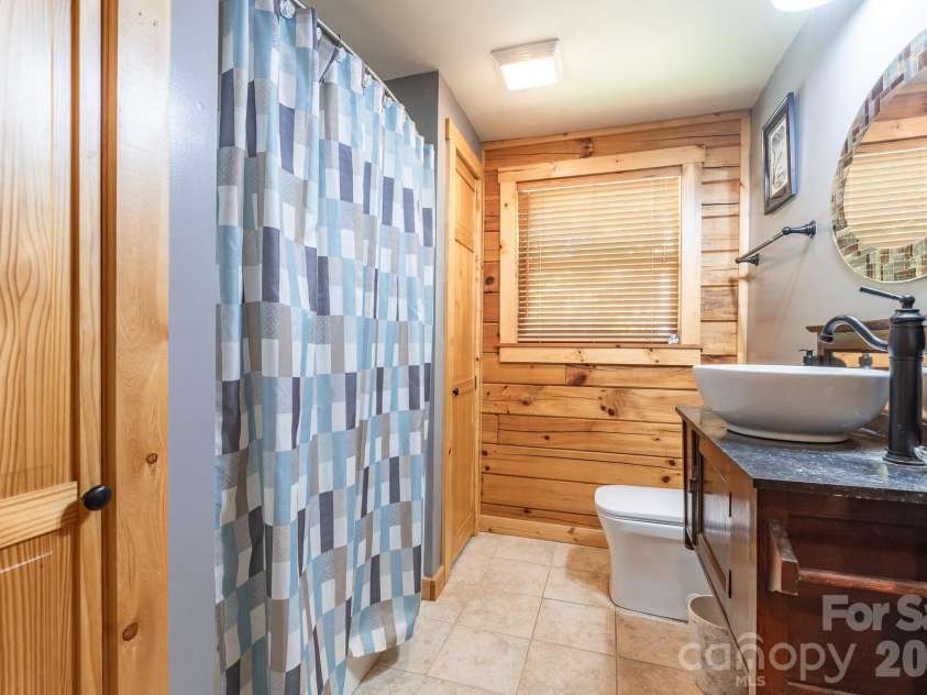 257 Adirondack Trail, Nebo, NC 28761.  MLS# CAR4418359, YatesRealty ID 48489. Main floor bath.