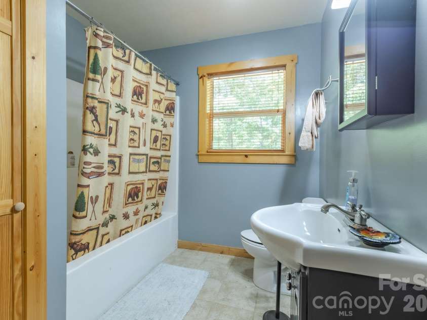 257 Adirondack Trail, Nebo, NC 28761.  MLS# CAR4418359, YatesRealty ID 48489. Upstairs bathroom