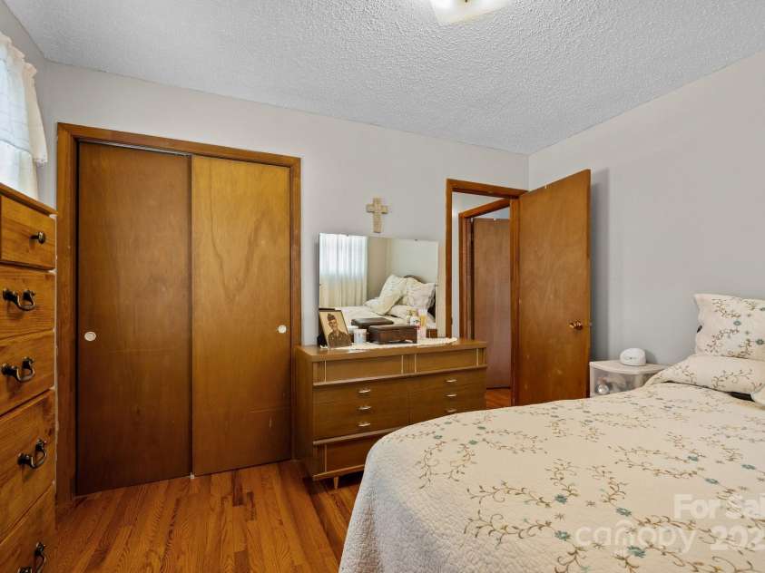204 Cedar Hill Road, Asheville, NC 28806.  MLS# CAR4290969, YatesRealty ID 4849. 