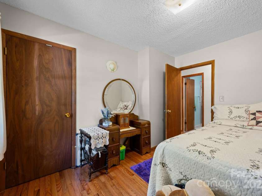 204 Cedar Hill Road, Asheville, NC 28806.  MLS# CAR4290969, YatesRealty ID 4849. 