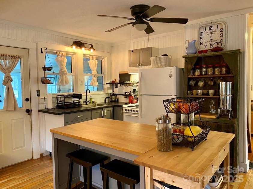 256 Forest Hill Circle, Brevard, NC 28712.  MLS# CAR4239574, YatesRealty ID 4849. 