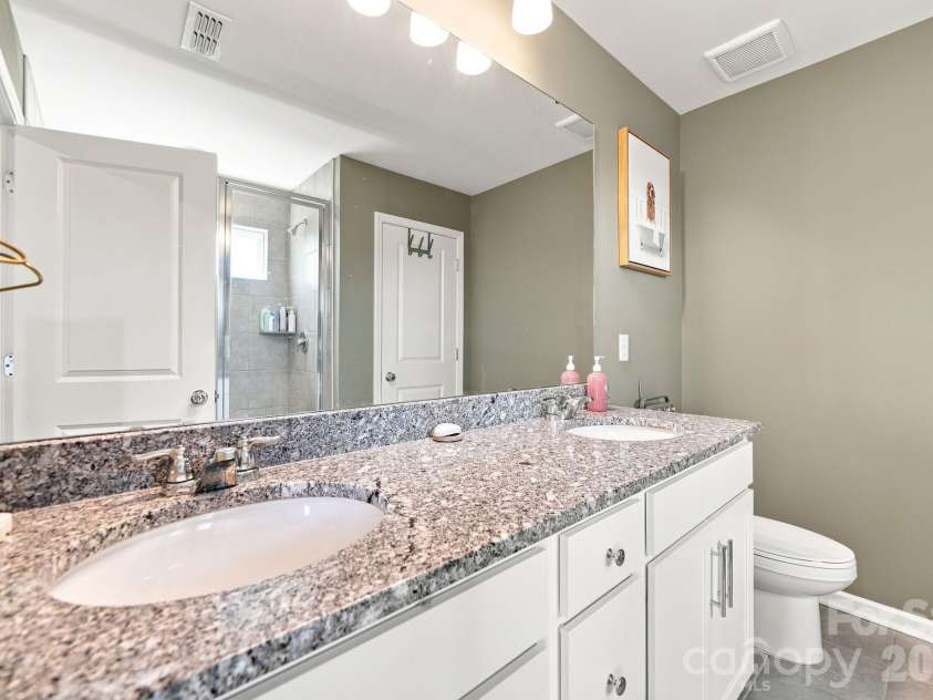 12028 Grinstead Lane, Charlotte, NC 28278.  MLS# CAR4420733, YatesRealty ID 48492. Primary Ensuite Bath