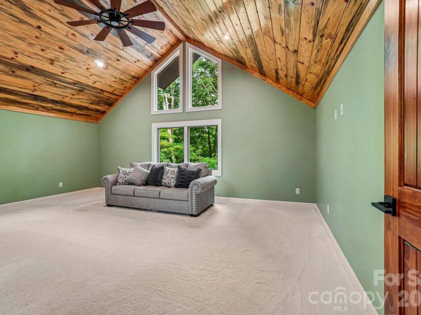 1067 English Ridge Drive, Mars Hill, NC 28754.  MLS# CAR4409023, YatesRealty ID 48493. Loft Area