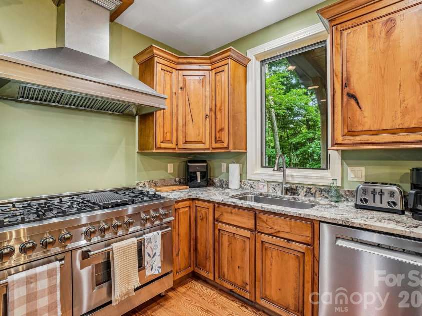 1067 English Ridge Drive, Mars Hill, NC 28754.  MLS# CAR4409023, YatesRealty ID 48493. Upgraded Gas Range