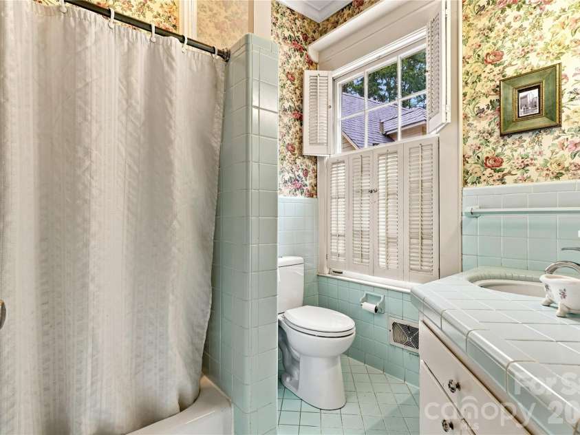 209 Labans Lane, Lincolnton, NC 28092.  MLS# CAR4419321, YatesRealty ID 48497. Private ensuite bath serving the main-level bedroom.