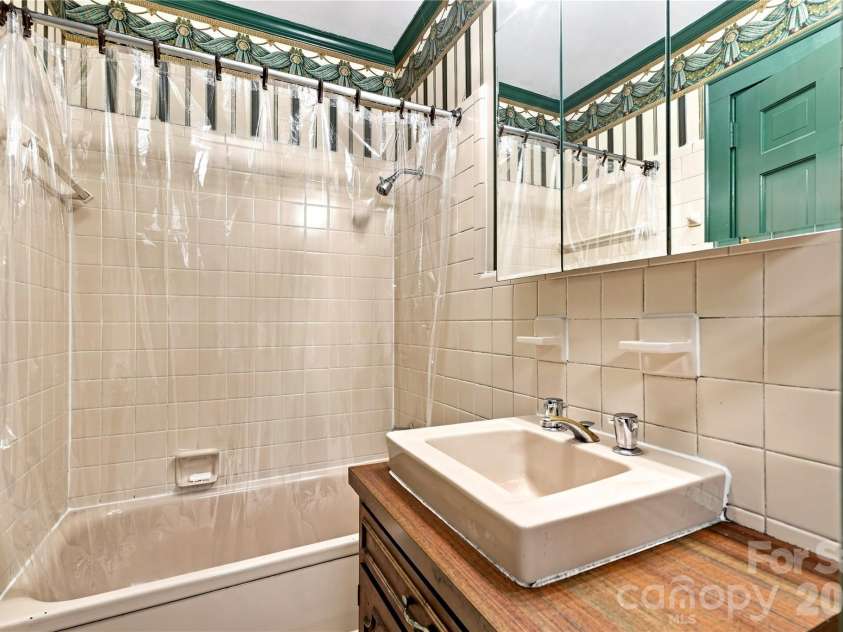 209 Labans Lane, Lincolnton, NC 28092.  MLS# CAR4419321, YatesRealty ID 48497. Private upper-level bath with tub and shower combination.