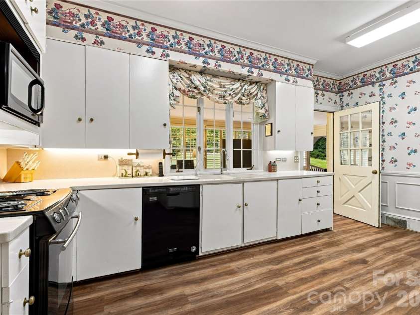 209 Labans Lane, Lincolnton, NC 28092.  MLS# CAR4419321, YatesRealty ID 48497. Spacious kitchen with abundant cabinetry and storage.