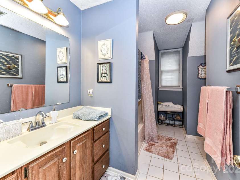 208 Eastwood Drive, Salisbury, NC 28146.  MLS# CAR4177195, YatesRealty ID 4850. Full Bath on upper level with tub/shower & tile floors!