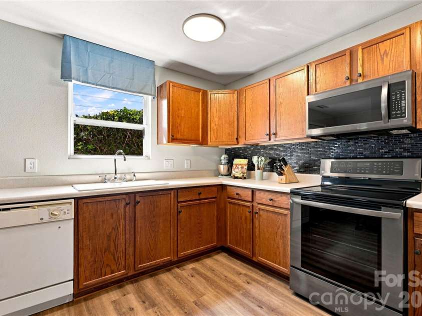 117 Farm Springs Drive, Mount Holly, NC 28120.  MLS# CAR4417237, YatesRealty ID 48501. Kitchen with ample cabinetry and tile backsplash