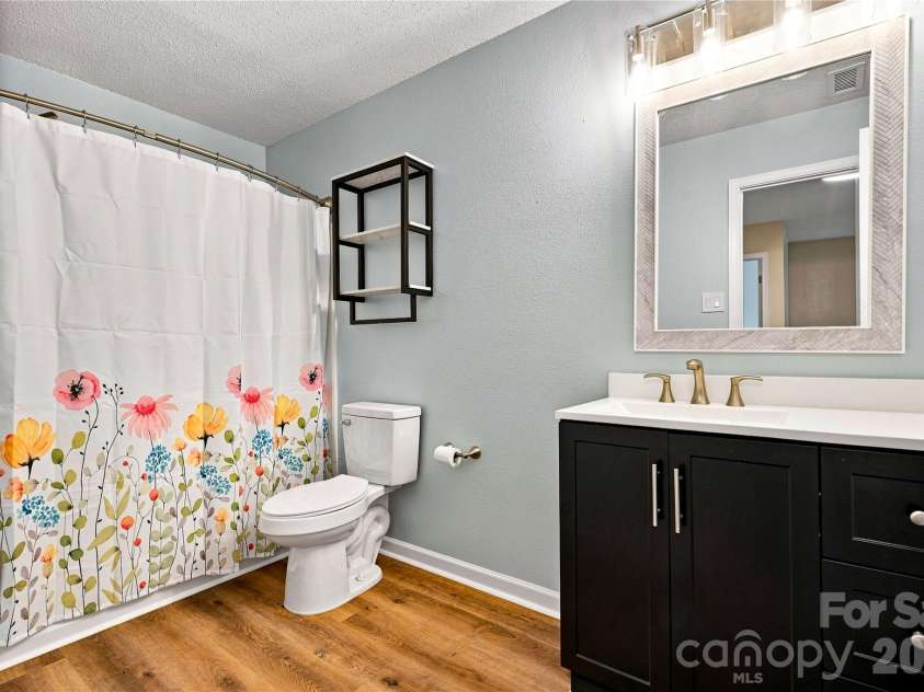 117 Farm Springs Drive, Mount Holly, NC 28120.  MLS# CAR4417237, YatesRealty ID 48501. Refreshed full hall bath