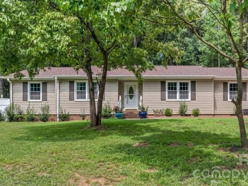 3545 Lakeshore Drive, Clemmons, NC 27012.  MLS# CAR4419434, YatesRealty ID 48503. 