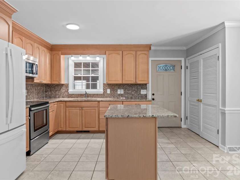 3545 Lakeshore Drive, Clemmons, NC 27012.  MLS# CAR4419434, YatesRealty ID 48503. 