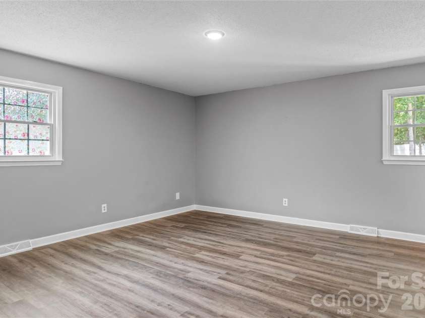3545 Lakeshore Drive, Clemmons, NC 27012.  MLS# CAR4419434, YatesRealty ID 48503. 