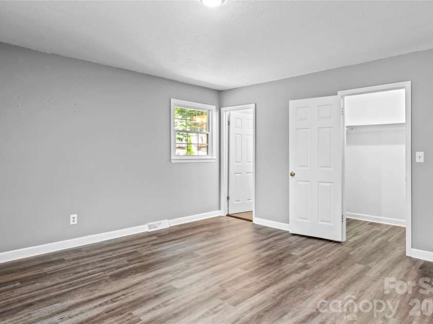 3545 Lakeshore Drive, Clemmons, NC 27012.  MLS# CAR4419434, YatesRealty ID 48503. 
