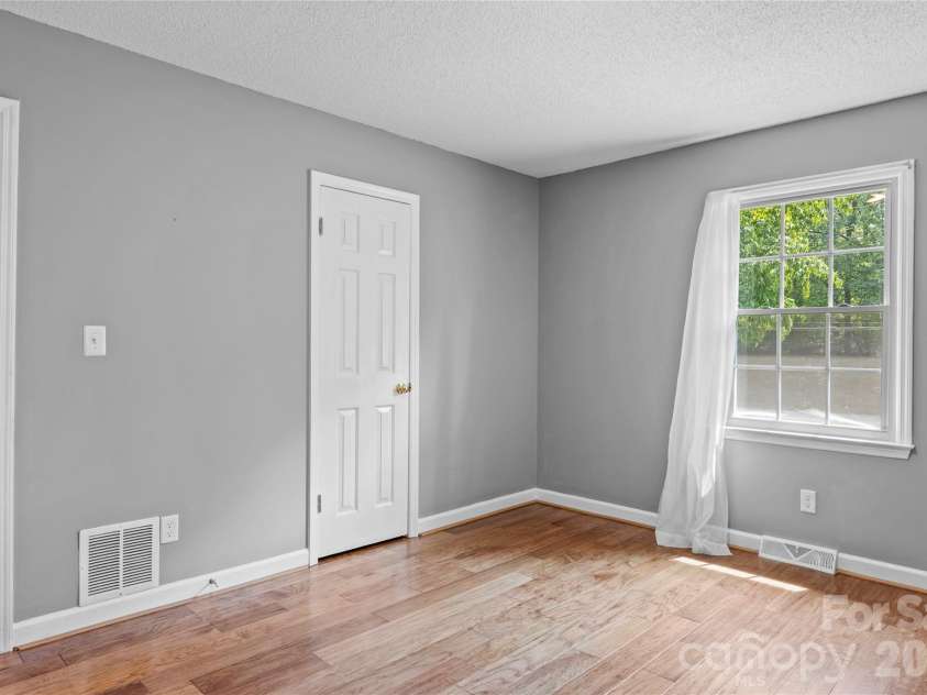 3545 Lakeshore Drive, Clemmons, NC 27012.  MLS# CAR4419434, YatesRealty ID 48503. 