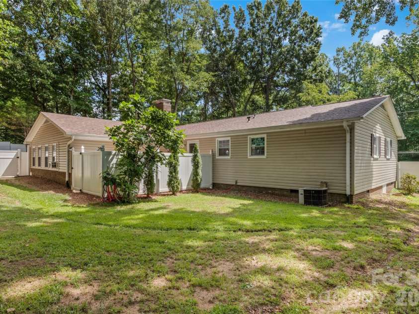 3545 Lakeshore Drive, Clemmons, NC 27012.  MLS# CAR4419434, YatesRealty ID 48503. 