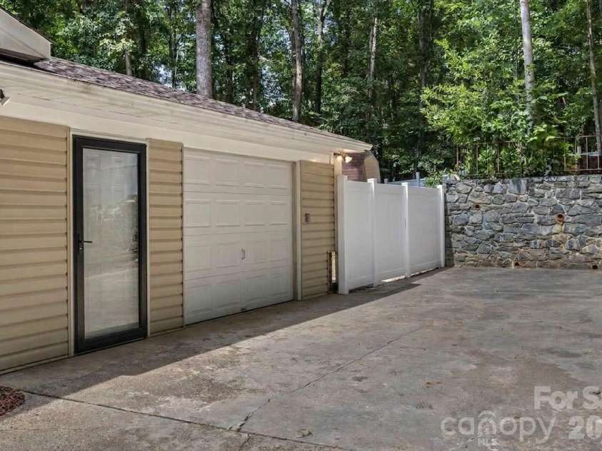 3545 Lakeshore Drive, Clemmons, NC 27012.  MLS# CAR4419434, YatesRealty ID 48503. 