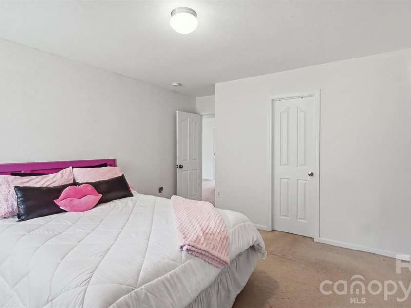 4410 Austin Dekota Drive, Charlotte, NC 28269.  MLS# CAR4409767, YatesRealty ID 48504. 