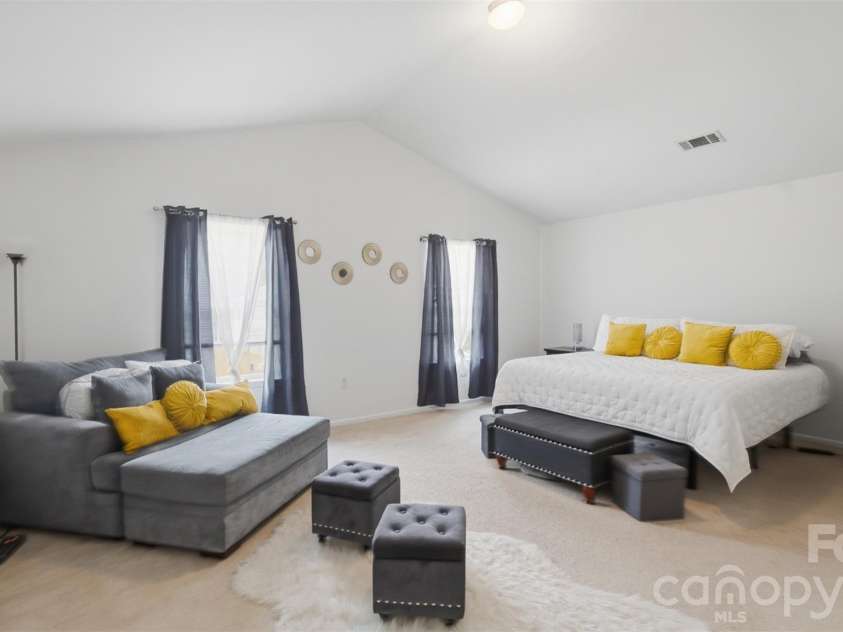 4410 Austin Dekota Drive, Charlotte, NC 28269.  MLS# CAR4409767, YatesRealty ID 48504. 