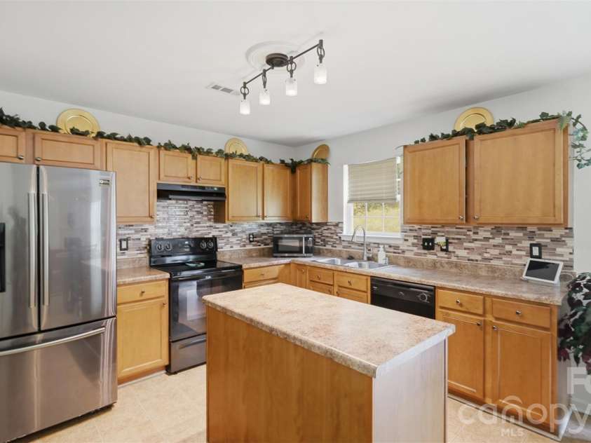 4410 Austin Dekota Drive, Charlotte, NC 28269.  MLS# CAR4409767, YatesRealty ID 48504. Kitchen