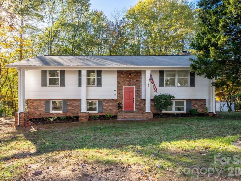 1185 10th Street Place, Hickory, NC 28601.  MLS# CAR4420689, YatesRealty ID 48505. 