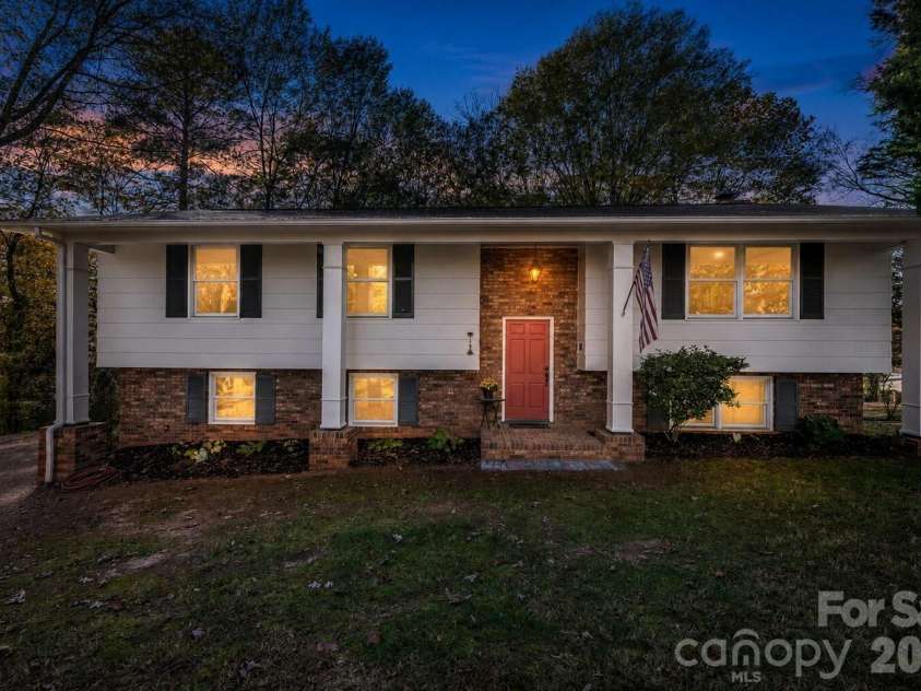 1185 10th Street Place, Hickory, NC 28601.  MLS# CAR4420689, YatesRealty ID 48505. 