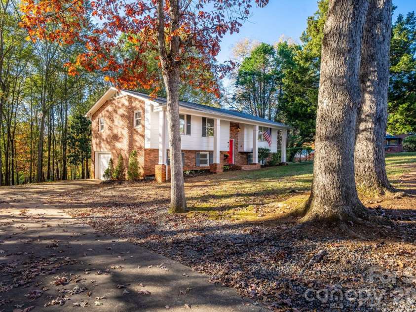 1185 10th Street Place, Hickory, NC 28601.  MLS# CAR4420689, YatesRealty ID 48505. 